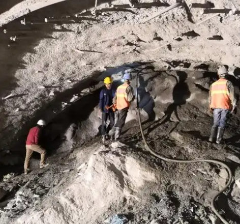 八公山拱顶带模注浆料的施工流程及注意事项